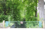op de grens links Nederland rechts Duitsland